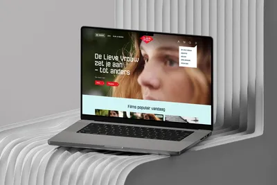 Macbook--pro-on-pinaplast-bench-v-isometric